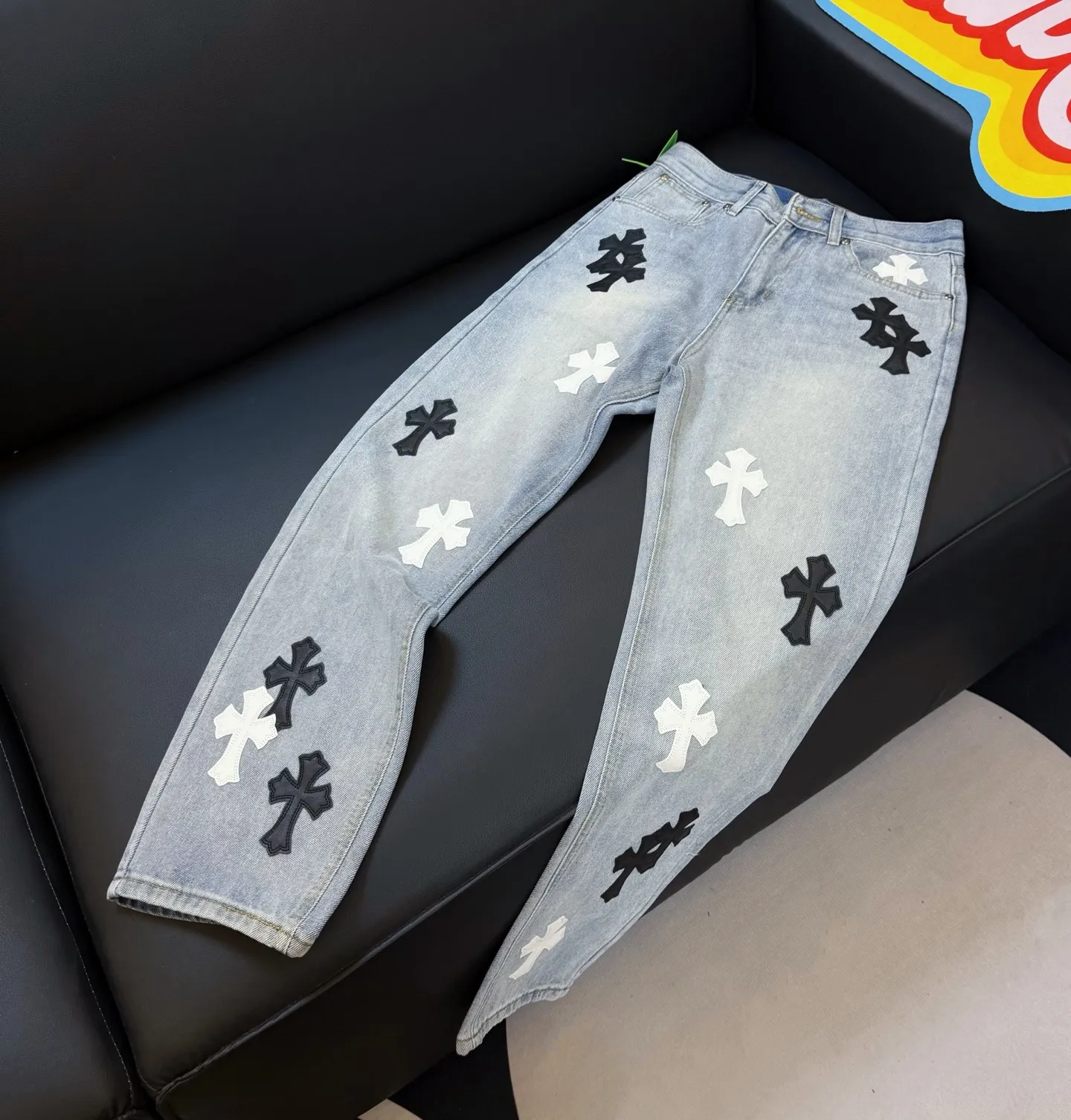 P260 model number: D350 Chromehearts washed blue leather jeans, ceiling-level jeans, a pair is hard to find at the counter‼ ️About Zangyin✅This is an extremely luxurious fashion brand that can also be called the aristocracy of the high street. It has always been an exclusive brand for some hipsters or rich second generations. The color of this model is already very eye-catching by using a unique washed material. It is decorated with pink patch cross flowers, which cleverly highlights the charm of the brand. Secondly, this model adopts a classic high-waist cut design, which highlights the long legs and fashionable temperament of the upper body. The brand is highly recognizable and the slim-fitting configuration is more suitable for daily wear. The personality will be fashionable and the specifications can be seen at a glance. Materials and technology ✅ Needless to say, this point goes without saying. As an excellent craftsman brand, Zangyin's requirements for details and craftsmanship are really perfect. The washed color of this model has gone through a lot of processes, not to mention the embellishment of the denim appliqués. It is also purely handmade and sewn. Just like what they believe in, only handmade things have soul and have the meaning of wearing. A top-notch heavy-duty fashionable denim item, recommended by both hands‼ ️ Size: 28, 30, 32, 34, 36 (S-XXL) Color: Washed light blue Size reference: Pants length 100 102 104 106 106 Waist 72 76 80 84 88 Recommended weight S (about 130 pounds) M (about 120 pounds) L (about 140 pounds) XL (about 165) XXL (around 185)